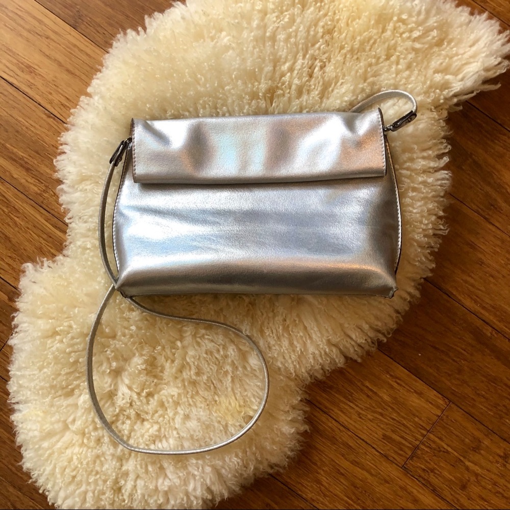 Silence + Noise Roll Clutch holographic silver
